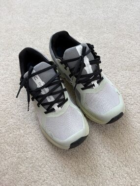 Like New On cloud runner sneakers Sz W8